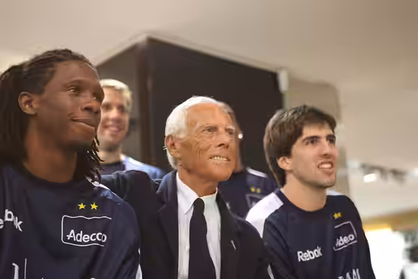 Vogue Fashion's Night Out Sept.10 2009 MILANO. Il patron dell'Olimpia Milano Giorgio Armani insieme ad alcuni giocatori, tra cui l'americano Morris Finley e l'a