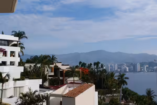 Casa de Jaime Camil con fondo de la Bahia