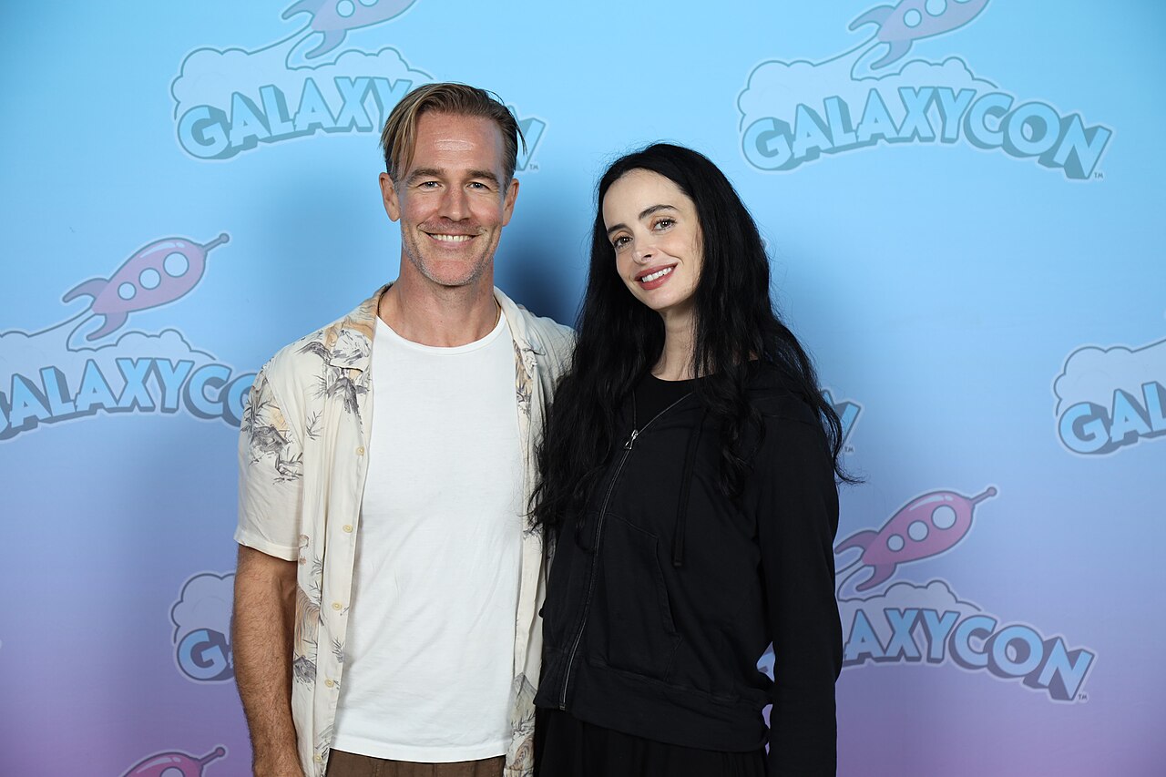 Actor, James Van Der Beek, and actress, Krysten Ritter, (co-stars of Don't Trust the B---- in Apartment 23) take a photo at GalaxyCon Austin in 2023.