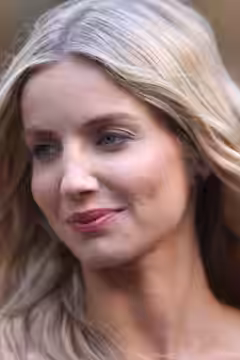 Annabelle Wallis, 2017