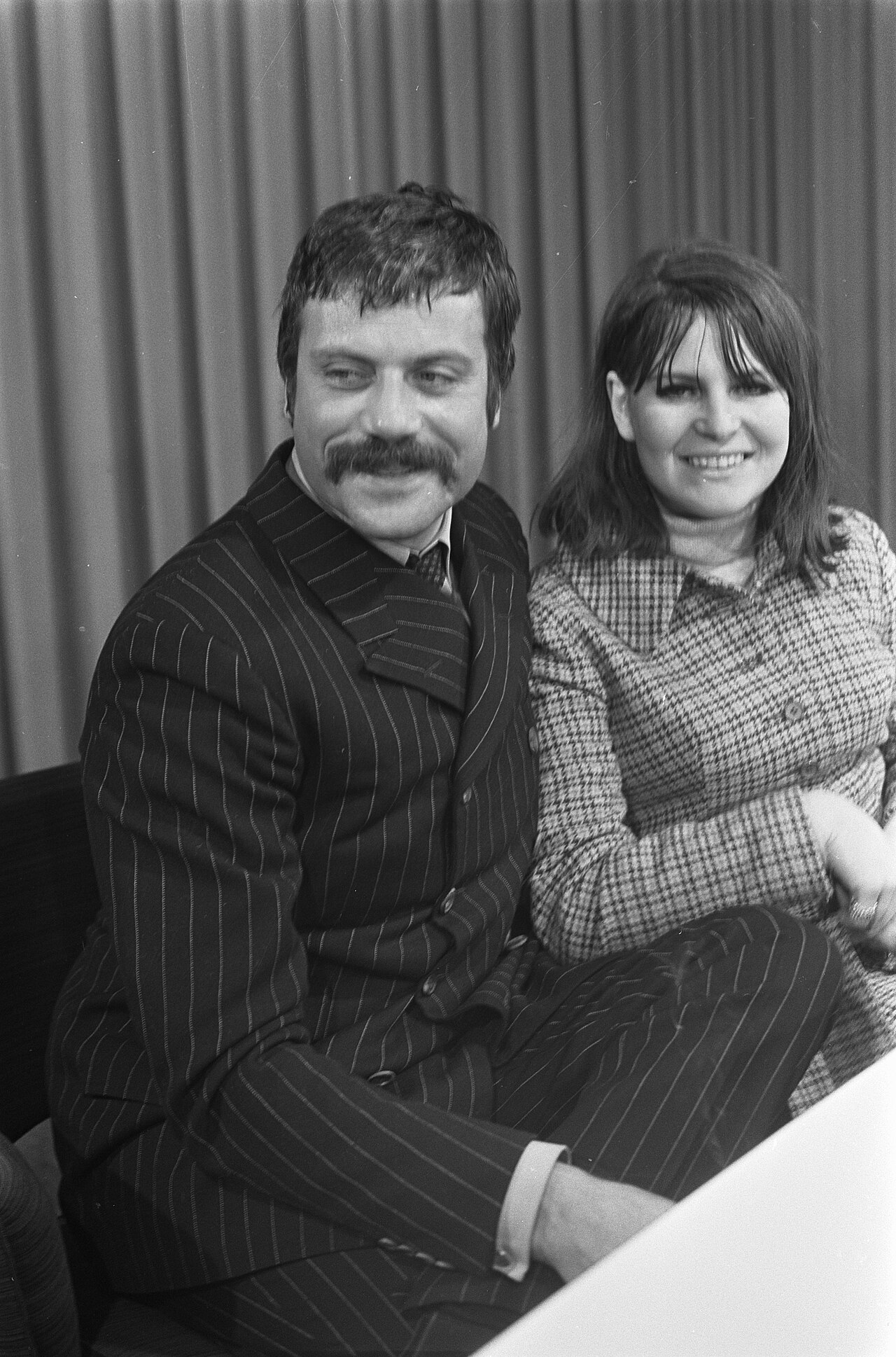 Collectie / Archief : Fotocollectie Anefo Reportage / Serie : [ onbekend ] Beschrijving : Filmacteur Oliver Reed met echtgenote op Schiphol Datum : 18 december  (1968)