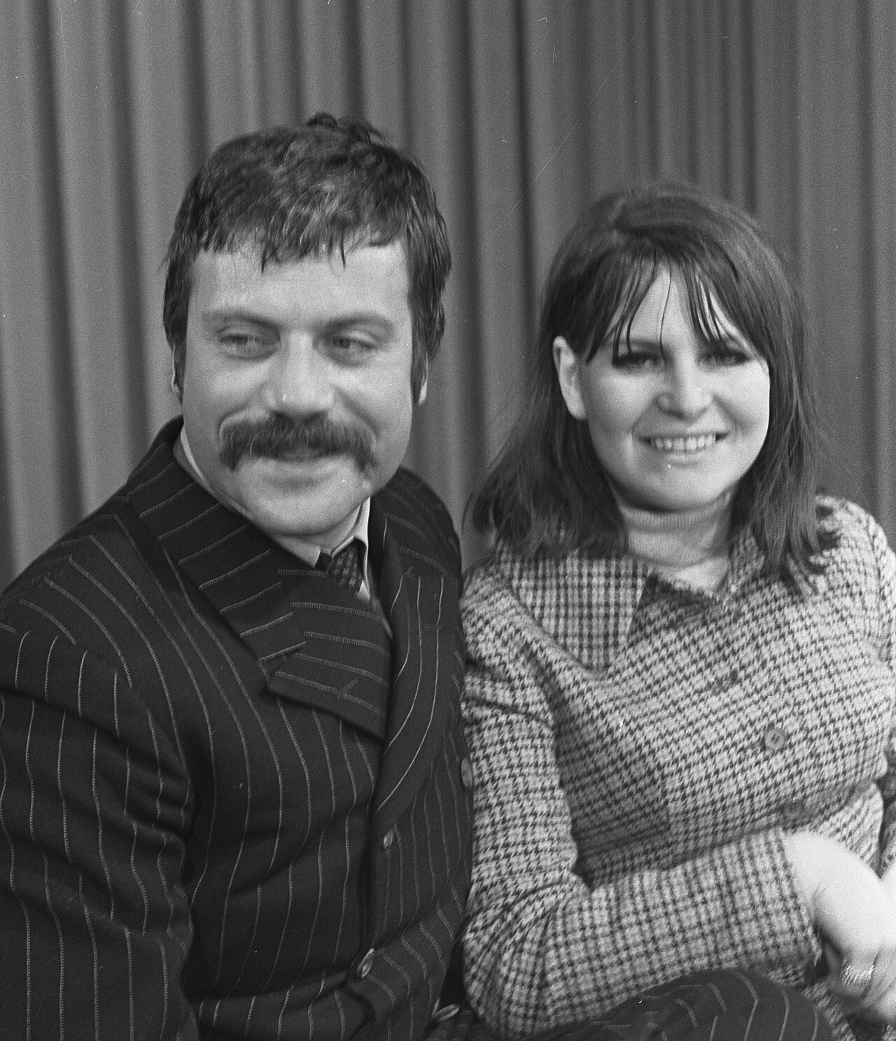 Film actor Oliver Reed with a wife at Schiphol (1968)