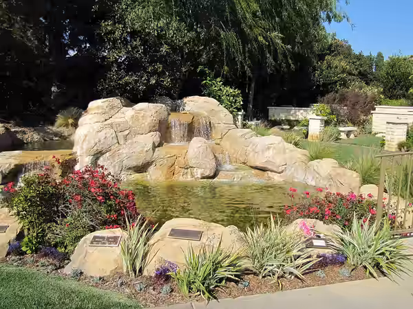 Grabstelle von Leonard Nimoy (im Bild rechts, mit vorläufiger Beschriftung), Garden of Solomon des Hillside Memorial Park Cemetery in Culver City, Kalifornien,  (2015)