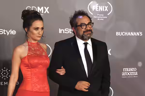 Eugenio Caballero alongside Gabriela Zas on the red carpet of Fenix Awards. Mexico City, 6 December, 2017. Photographer: Milton Martinez / Secretaria de Cultura