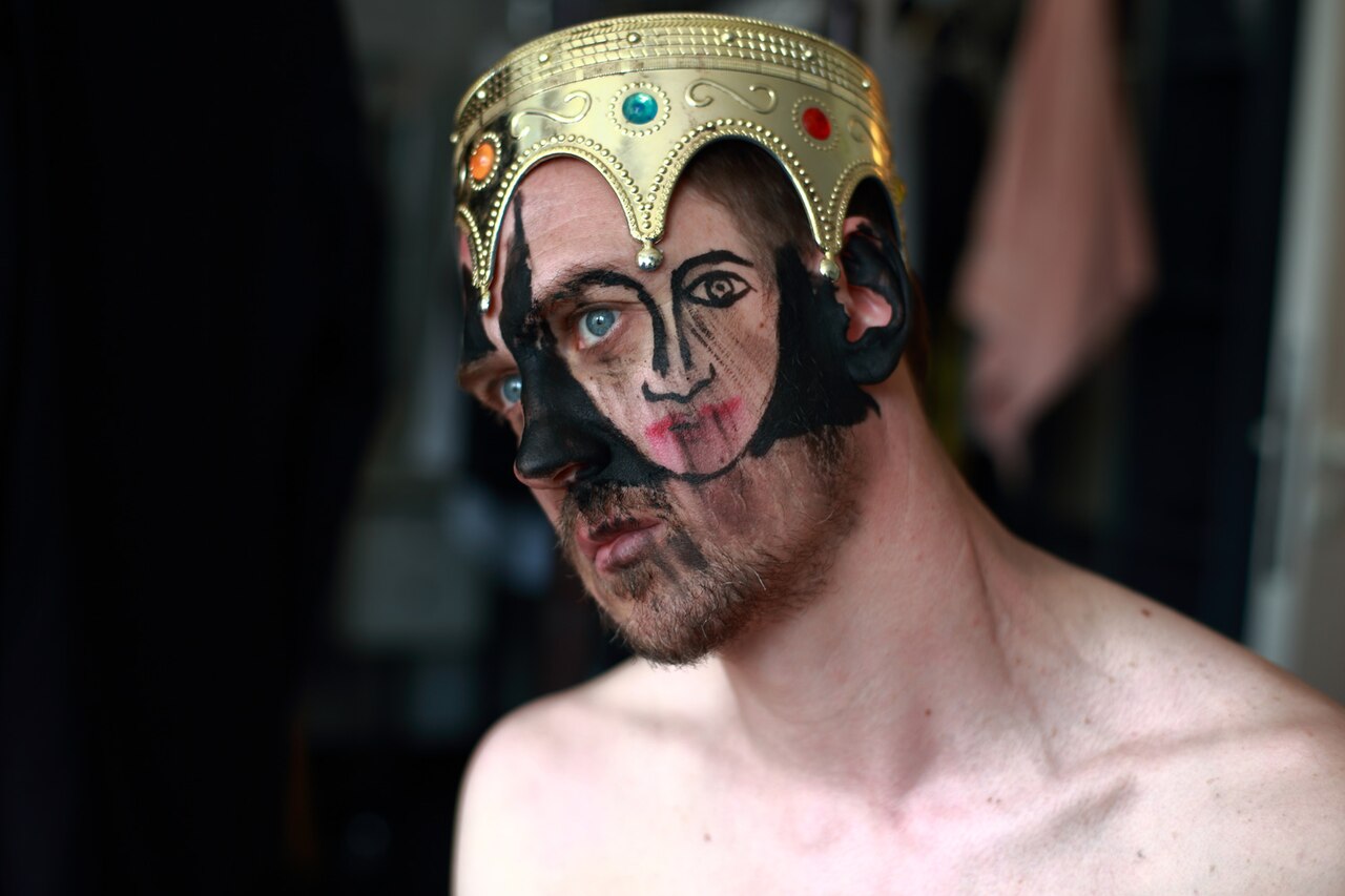 Sebastian Bieniek, „Small Face No. 1“, 2017. Model: actor Lars Eidinger as Hamlet. Oeuvre of Bieniek-Face. Portrait. Body painting. Face painting.