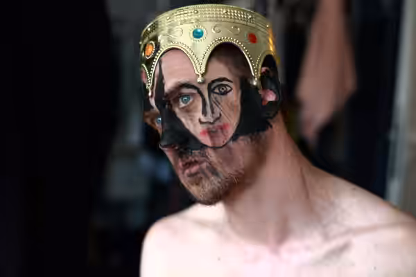 Sebastian Bieniek, „Small Face No. 1“, 2017. Model: actor Lars Eidinger as Hamlet. Oeuvre of Bieniek-Face. Portrait. Body painting. Face painting.