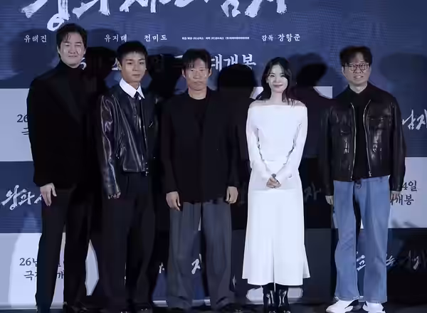 Yoo Ji-tae, Park Ji-hoon, Yoo Hae-jin, Jeon Mi-do, and Jang Hang-jun posing at the production press conference of The King's Warden. (2025)