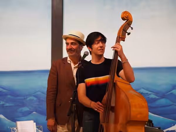 Simon Abkarian chante avec — et accompagné par — son fils Djivan Abkarian et les Howlin' Jaws (2022).
