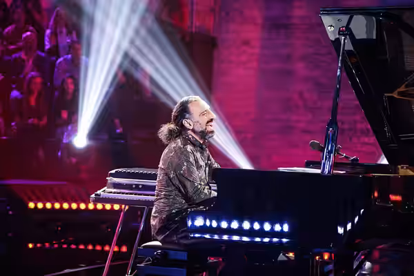 Stefano Bollani playing piano in the TV show ‘L'importante è avere un piano’ (2016)