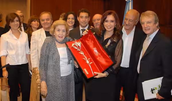La presidenta Cristina Fernández recibió esta tarde en la Casa de Gobierno a un grupo de actores quienes le agradecieron la reglamentación de la Ley del intérpr (2008)
