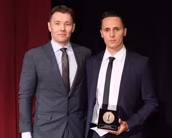 Alex Schaad (rechts) mit Joel Edgerton bei der Verleihung der 43rd ANNUAL STUDENT ACADEMY AWARDS (2016)