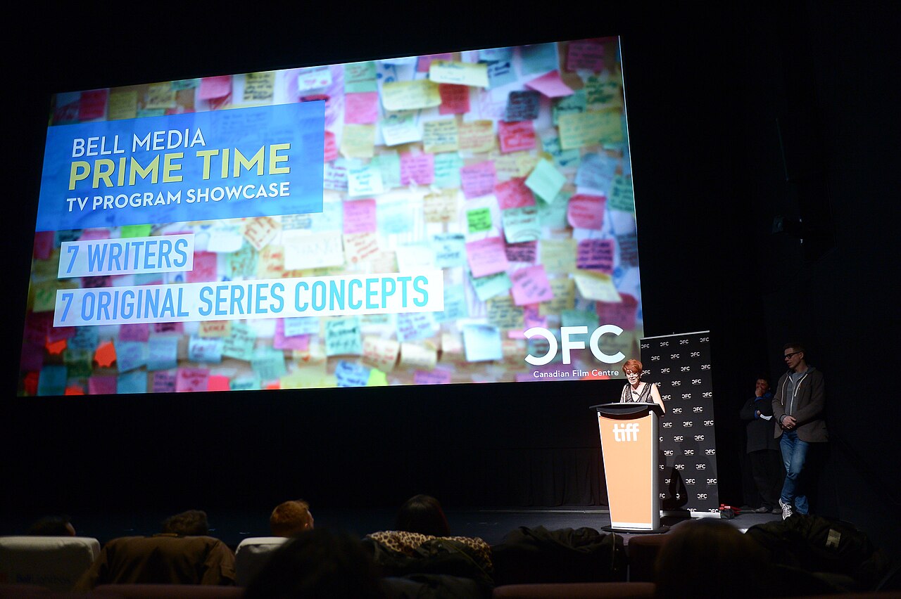 Karen Walton addresses the crowd at the Bell Media Prime Time TV Program Showcase. Photo: Sam Santos / George Pimentel Photography. (2017)