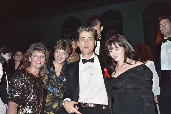Jason Priestley with Shannen Doherty and fans at the Governor's Ball following the 1991 Emmy Awards. NOTE: Permission granted to copy, publish, broadcast or pos