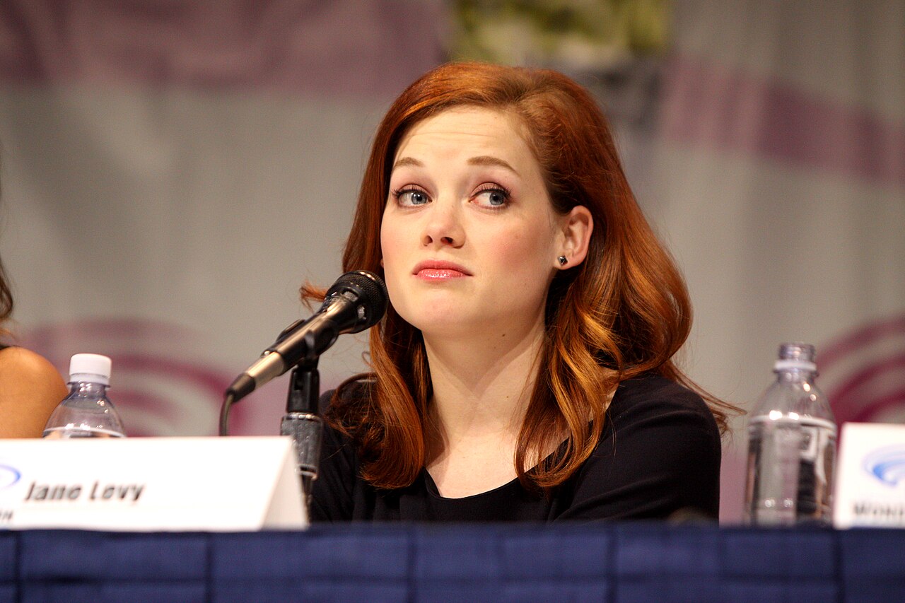 Jane Levy speaking at the 2013 WonderCon at the Anaheim Convention Center in Anaheim, California. Please attribute to Gage Skidmore if used elsewhere.