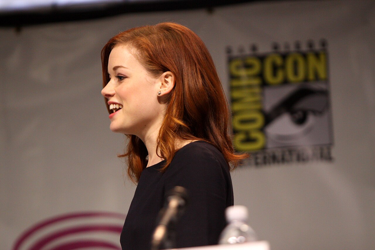 Jane Levy speaking at the 2013 WonderCon at the Anaheim Convention Center in Anaheim, California. Please attribute to Gage Skidmore if used elsewhere.
