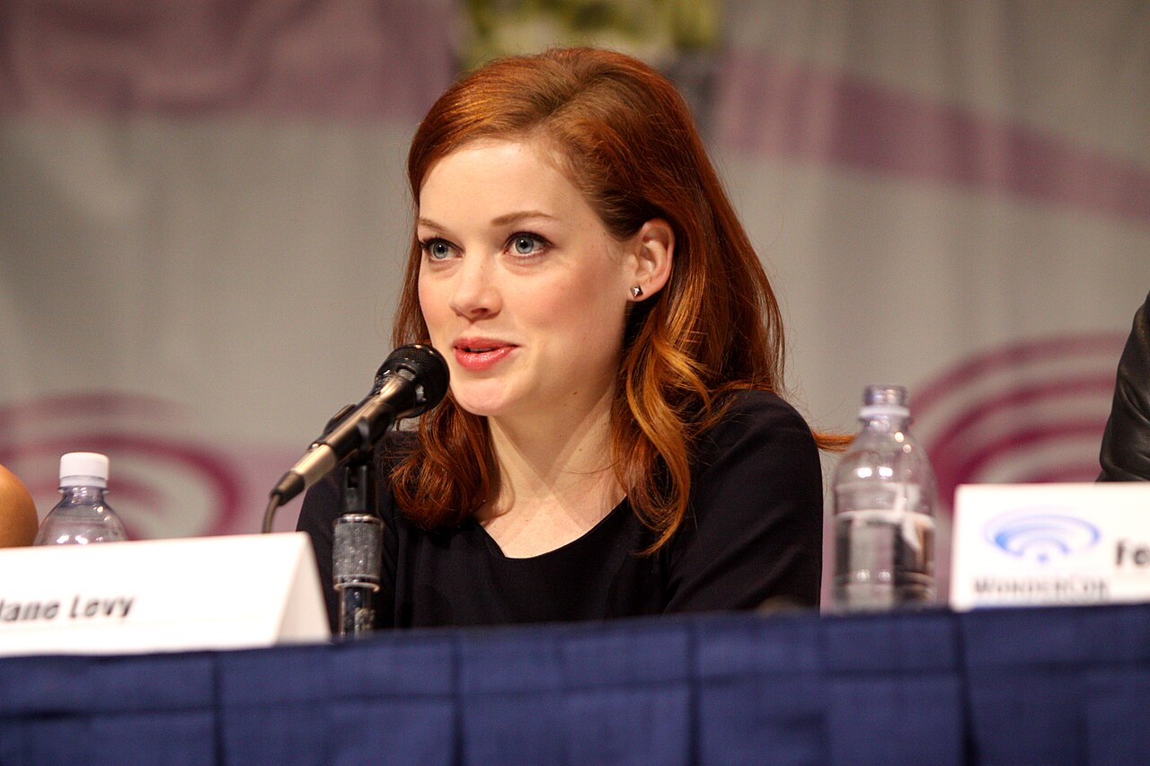 Jane Levy speaking at the 2013 WonderCon at the Anaheim Convention Center in Anaheim, California. Please attribute to Gage Skidmore if used elsewhere.