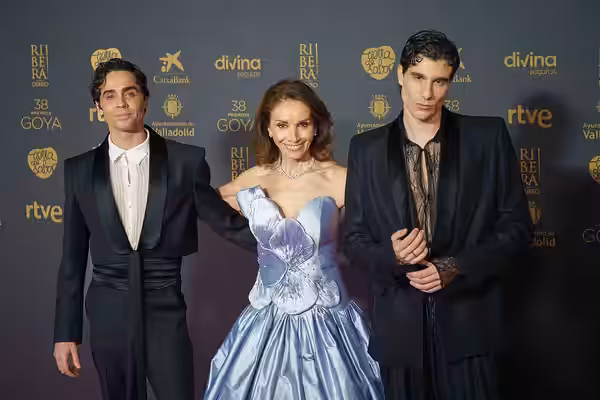 Los Javis y Ana Belén en la alfombra roja de los Premios Goya 2024 celebrados en Valladolid