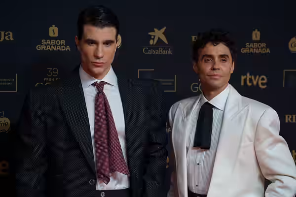 Los Javis en la alfombra roja de los Premios Goya celebrados en Granada en 2025