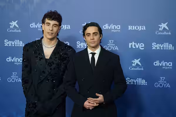 Grupo sin identificar en la alfombra roja de los premios Goya 2023 celebrados en Sevilla