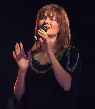 Grammy Award winning Country and Soul singer Lari White lulls the audience members with her sultry voice during the Holiday Concert held in Hangar 1, Aviano Air (2002)