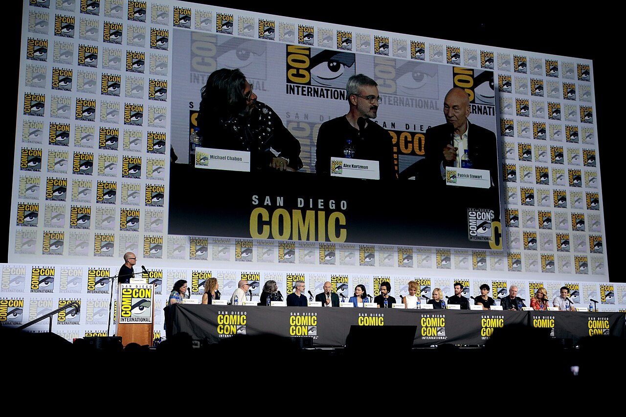 Dominic Patten, Kirsten Beyer, Heather Kadin, Akiva Goldsman, Michael Chabon, Alex Kurtzman, Patrick Stewart, Isa Briones, Santiago Cabrera, Michelle Hurd, Alis (2019)
