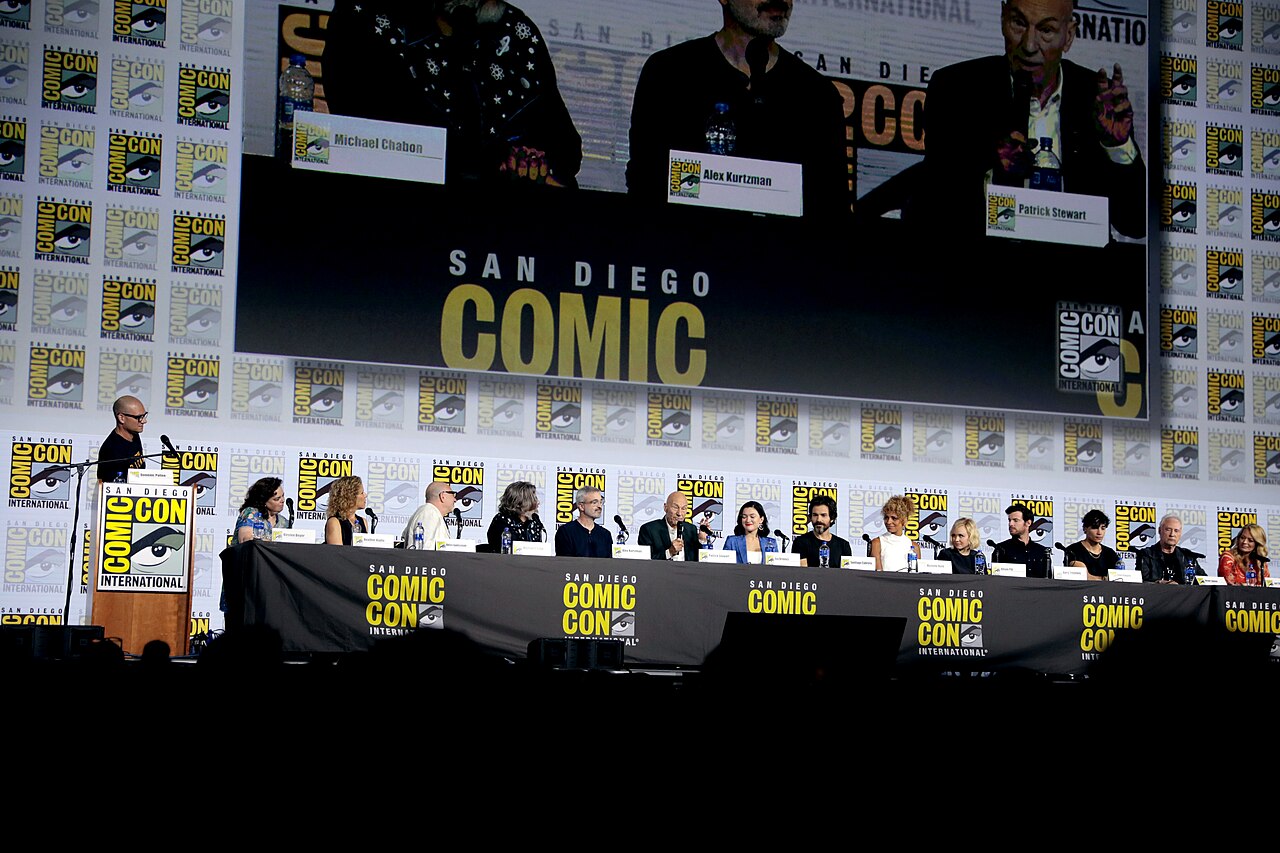 Dominic Patten, Kirsten Beyer, Heather Kadin, Akiva Goldsman, Michael Chabon, Alex Kurtzman, Patrick Stewart, Isa Briones, Santiago Cabrera, Michelle Hurd, Alis (2019)