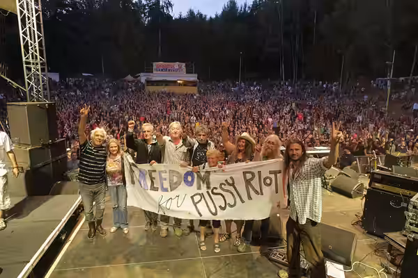 Tribute to Pussy Riot at Trutnov Open Air Festival 2012, l-r: John Cale, Eva Pilarová, Tomáš Hanák, Jiří Lábus, Břetislav Rychlík, Dáda Fajtlová, Dáša Vokatá, V