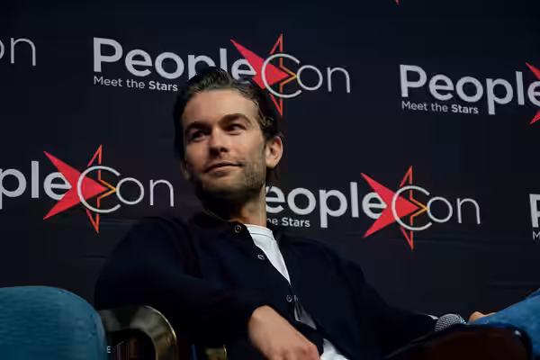 Chace Crawford s'exprimant pendant un panel lors d'une convention Gossip Girl. (2024)