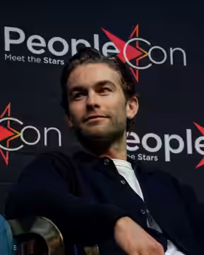 Chace Crawford s'exprimant pendant un panel lors d'une convention Gossip Girl. (2024)