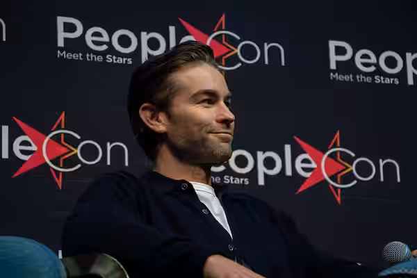 Chace Crawford s'exprimant pendant un panel lors d'une convention Gossip Girl. (2024)