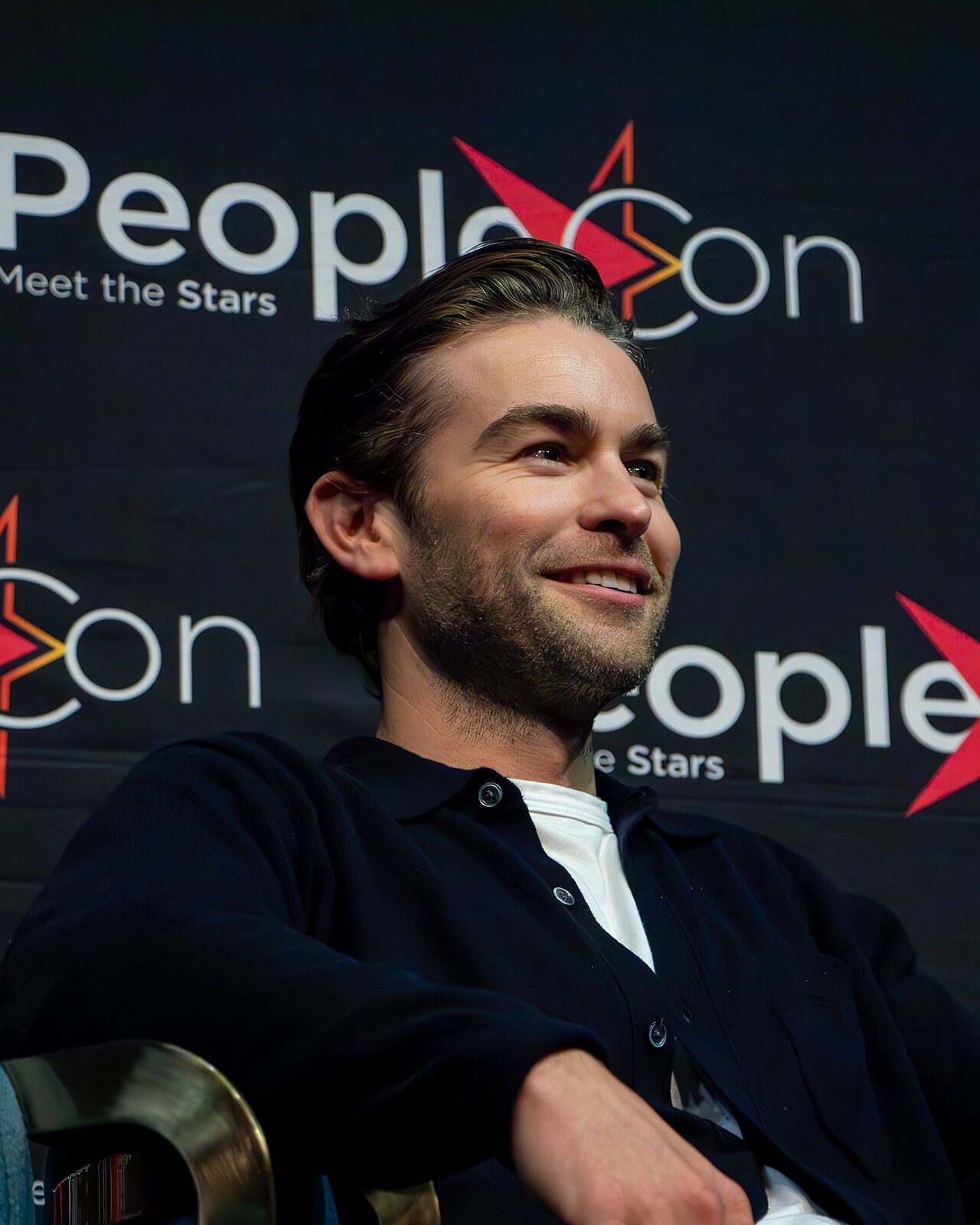 Chace Crawford s'exprimant pendant un panel lors d'une convention Gossip Girl. (2024)