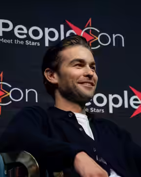 Chace Crawford s'exprimant pendant un panel lors d'une convention Gossip Girl. (2024)