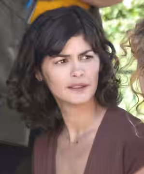 Audrey Tautou, lors du tournage du film de David Foenkinos La Délicatesse, le 18 avril 2011, square Maurice-Gardette, Paris (11e arrond.)