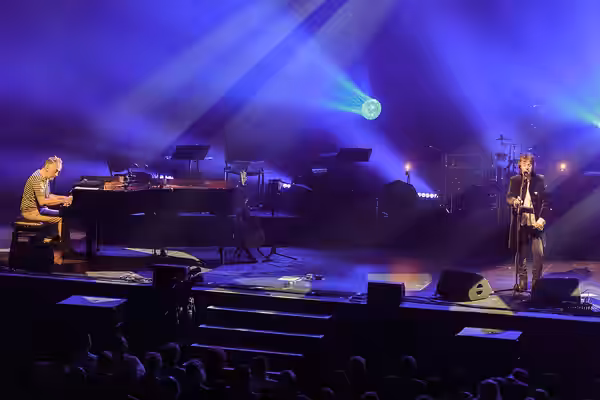 Denez Prigent accompagné de Yann Tiersen au piano lors du festival de Cornouaille le 27 juillet 2018 au Pavillon de Penvillers à Quimper.