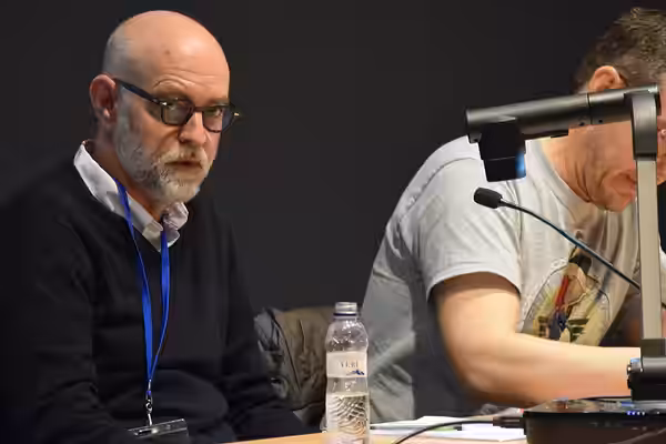 L'autor de còmic underground Daniel Clowes en una taula rodona durant el . 37. Comic Barcelona, 2019.