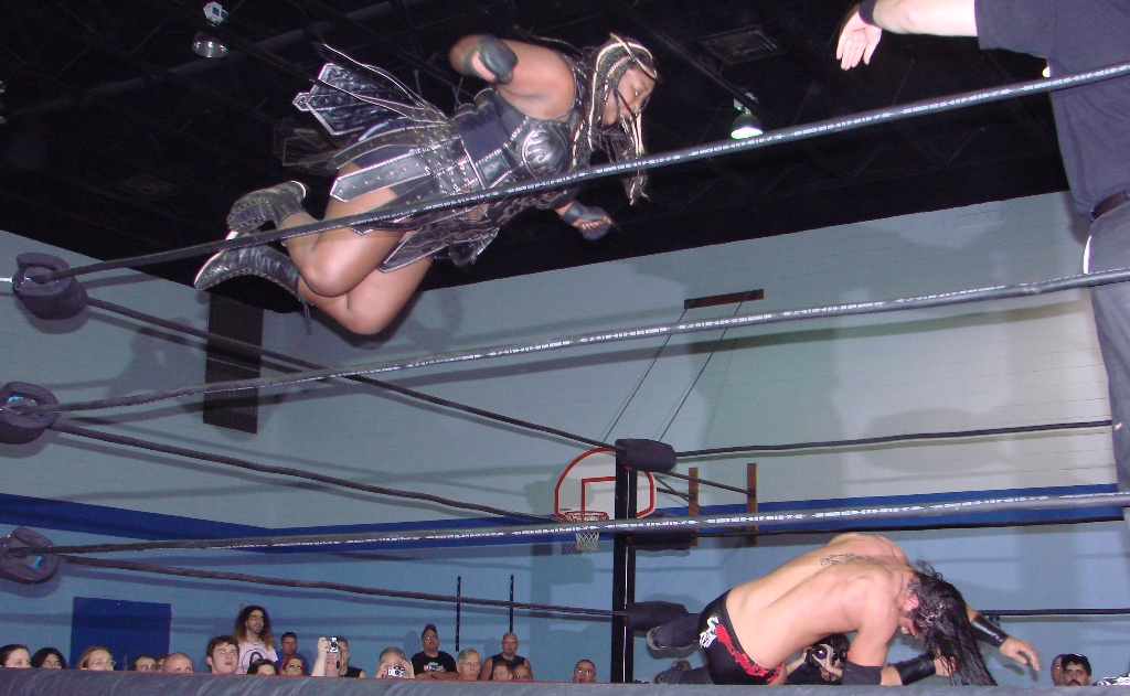 en:Amazing Kong performing a diving splash on en:Tyler Black at an en:NWA Midwest event. en:Streamwood, IL, en:September 22en:2007.