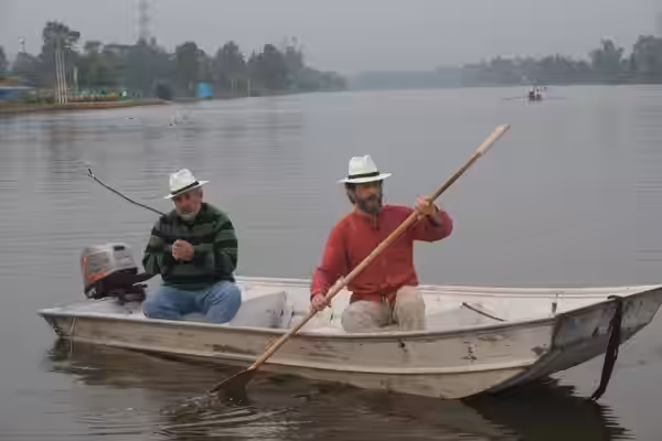 Fotografía de Marco Rascón y Daniel Giménez Cacho durante la grabación del capítulo 13 de la serie En Materia de Pescado. Se encuentran en el canal de Cuemanco  (2011)