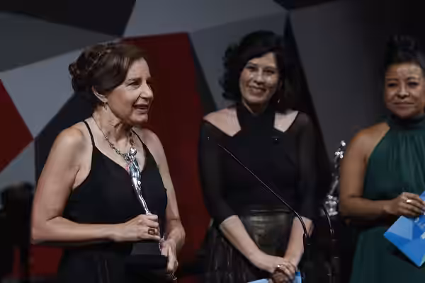 BEST ACTRESS, Verónica Langer, for La caridad. Photography: Milton Martínez / Secretary of Culture CDMX. (2017)