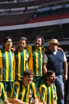 Diego Luna, Carlos Cuarón y Jesús Ochoa posan junto a un equipo deportivo. (2008)