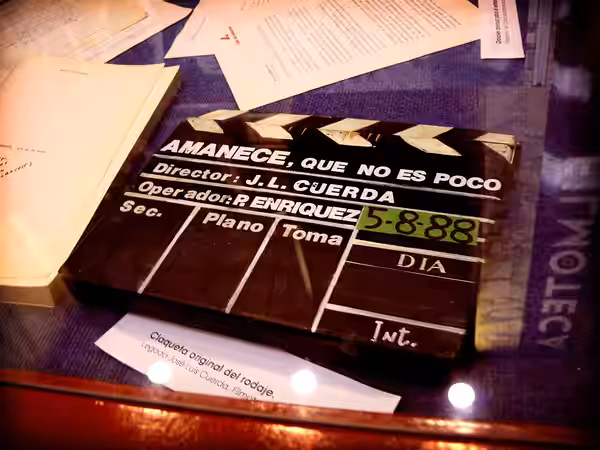 Claqueta original de la película Amanece, que no es poco de José Luis Cuerda. Filmoteca de Albacete (2017)