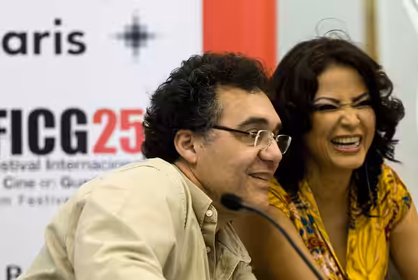 Conferencia de prensa de Rodrigo García (centro), acompañado por la actriz Elpidia Carrillo (derecha) y Enrique Blanc (izquierda) como presentador, dentro de la (2010)