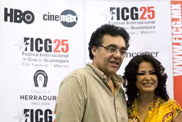 Conferencia de prensa de Rodrigo García (centro), acompañado por la actriz Elpidia Carrillo (derecha) y Enrique Blanc (izquierda) como presentador, dentro de la (2010)