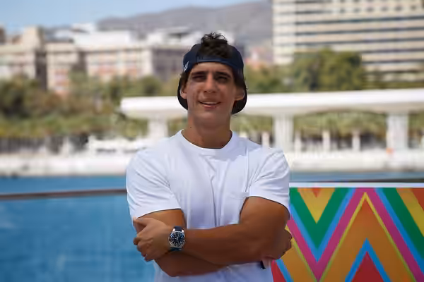 Miguel Herrán en la sesión fotográfica en el Muelle uno de presentación de la Película Hasta el cielo (2020)