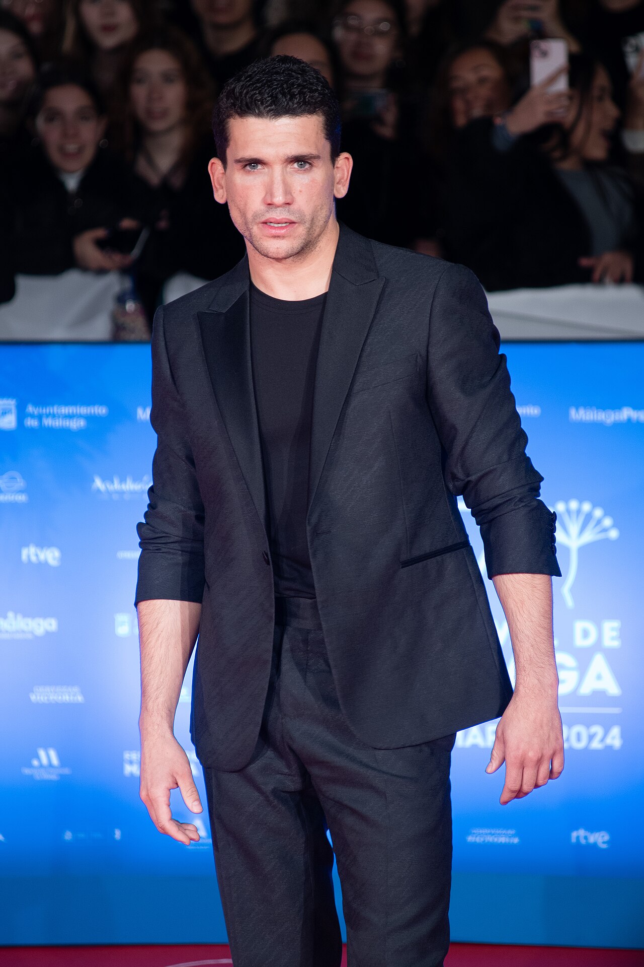 Jaime Lorente en la alfombra roja del Festival de Málaga 2024 frente al Teatro Cervantes