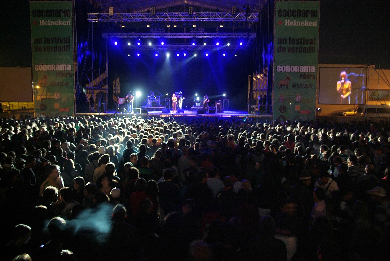 Najwajean : Najwa Nimri y Carlos Jean, durante su actuación en el Festival Sonorama 2008, en Aranda de Duero (Burgos.