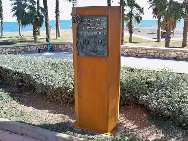 Monumento conmemorativo dedicado a Javier Cámara en el Paseo de la Fama de Málaga, Málaga, España. La inscripción, junto a la impronta de las manos de Javier Cá (2024)