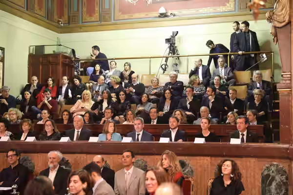 Madrid ya cuenta con dos nuevos Hijos Adoptivos de la ciudad. El cineasta Pedro Almodóvar, y el cantante Rafael Martos, conocido artísticamente como Raphael, ha (2018)