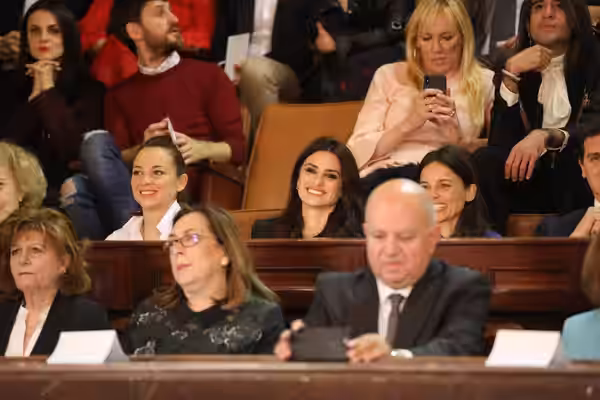 Madrid ya cuenta con dos nuevos Hijos Adoptivos de la ciudad. El cineasta Pedro Almodóvar, y el cantante Rafael Martos, conocido artísticamente como Raphael, ha (2018)