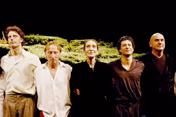 Pina Bausch (in the middle) with her dancers at the Wiesenland show. (2009)
