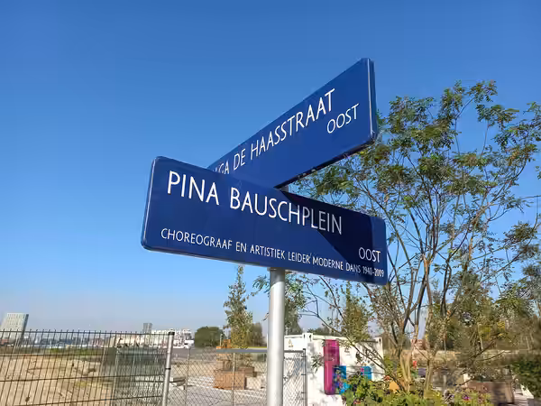 Straatnaambord Pina Bauschplein, Sluisbuurt, Amsterdam-Oost (2024)